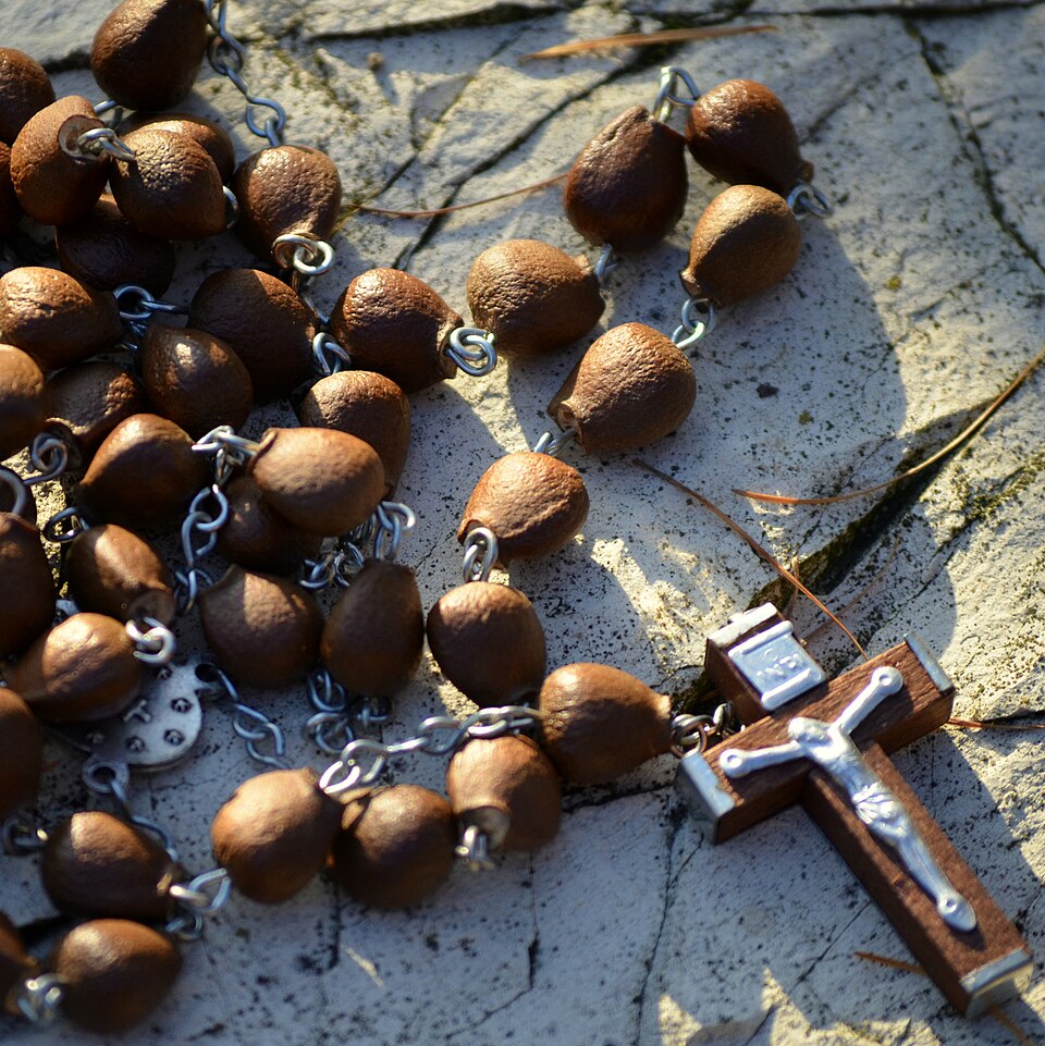 Terço de Sementes Naturais com Crucifixo