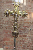 Cruz Processional Decorativa em Metal
