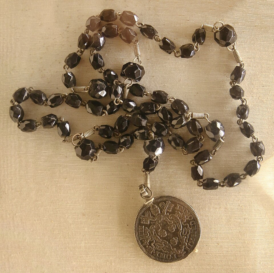 Terço Clássico com Medalha Papal em Metal