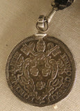 Terço com Medalha Papal e Contas Escuras