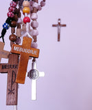 Terço Católico com Contas Escuras e Crucifixo