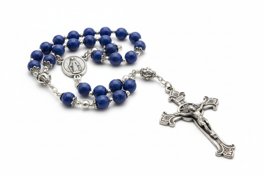 Rosário com contas elegantes e crucifixo